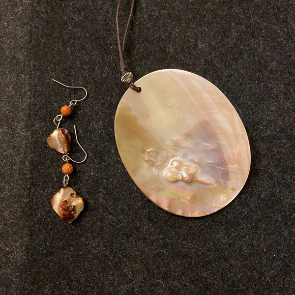 Mother of Pearl natural sea shell necklace and matching earrings set - Picture 8 of 13